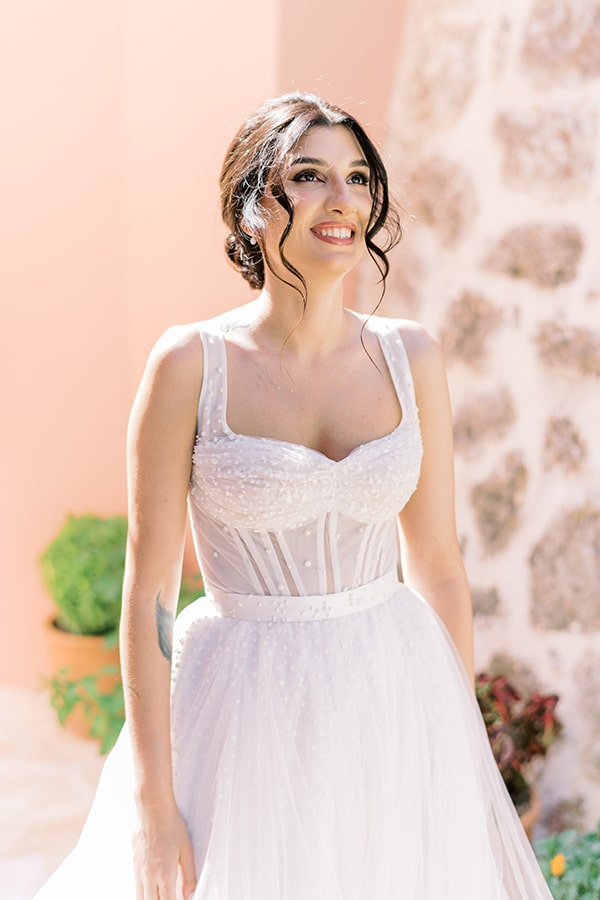 Ανάλαφρο νυφικό χτένισμα με αφέλειες