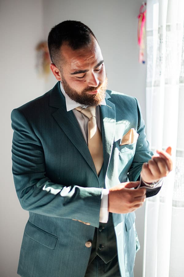 lovely-summer-wedding-kimolos-island-field-flowers_09x