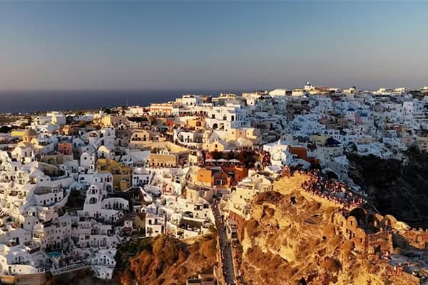 Υπέροχο βίντεο καλοκαιρινού γάμου στη μαγευτική Σαντορίνη με τα πιο χαρούμενα στιγμιότυπα │ Στεφανία & Κωστής