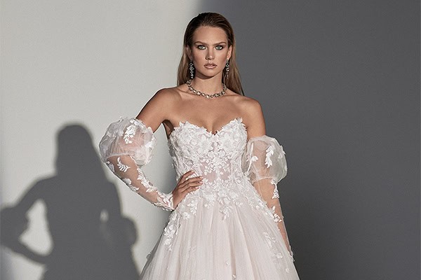 Τα πιο κομψά νυφικά φορέματα που φέρουν την υπογραφή του Justin Alexander