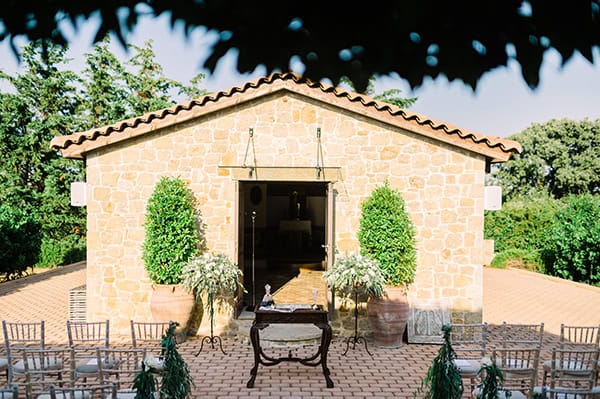 romantic-chic-decoration-ideas-wedding-white-blooms-lush-greeneries_03