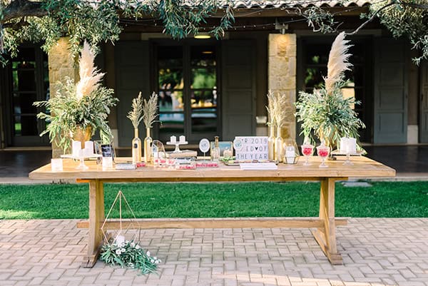 romantic-chic-decoration-ideas-wedding-white-blooms-lush-greeneries_07