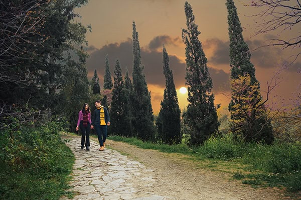 romantic-prewedding-shoot-athens-lovely-snapshots-nature-backdrop_11