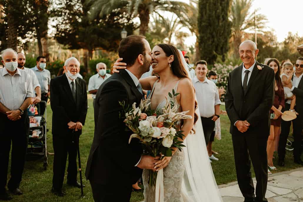 Ρομαντικός καλοκαιρινός γάμος στη Λευκωσία με γαλάζιες ορτανσίες και peach τριαντάφυλλα │ Ελίνα & Κυριάκος