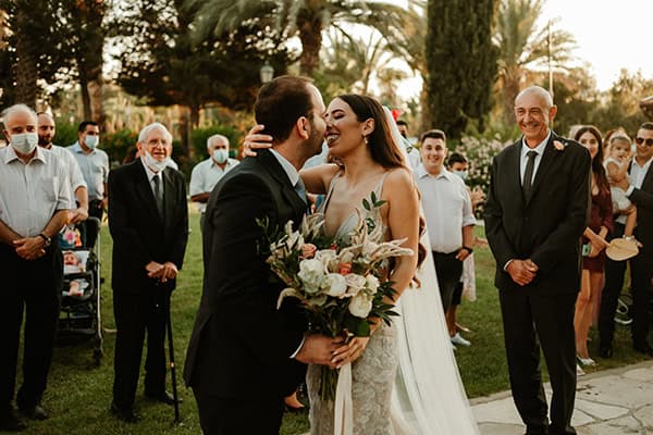 romantic-summer-wedding-nicosia-light-blue-hydrangeas-peach-roses_01x