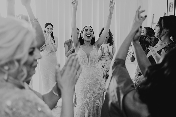 romantic-summer-wedding-nicosia-light-blue-hydrangeas-peach-roses_07