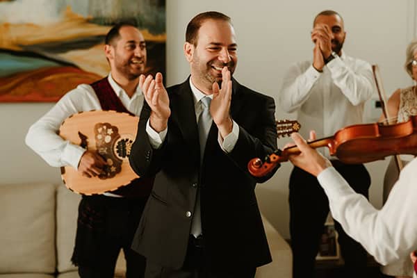 romantic-summer-wedding-nicosia-light-blue-hydrangeas-peach-roses_07x