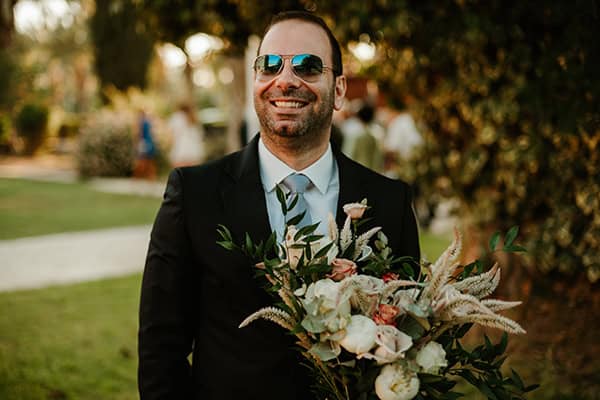 romantic-summer-wedding-nicosia-light-blue-hydrangeas-peach-roses_10