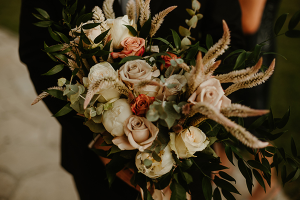 romantic-summer-wedding-nicosia-light-blue-hydrangeas-peach-roses_11