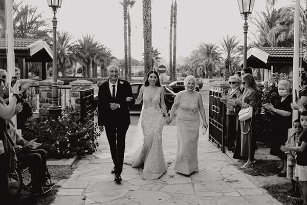 romantic-summer-wedding-nicosia-light-blue-hydrangeas-peach-roses_13