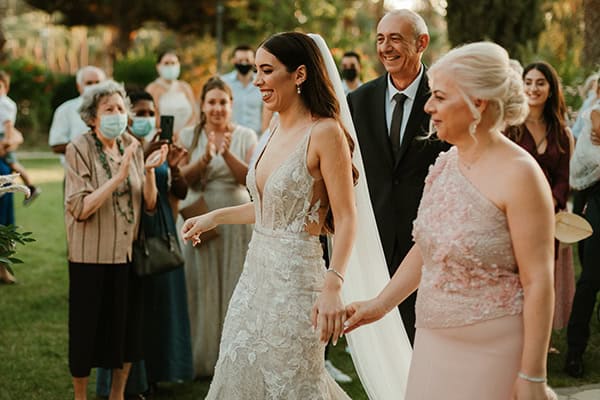 romantic-summer-wedding-nicosia-light-blue-hydrangeas-peach-roses_13x