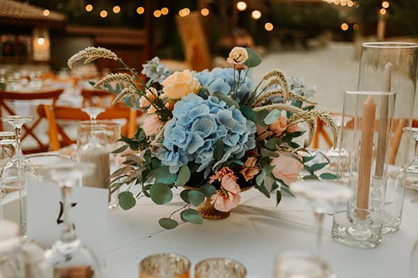 romantic-summer-wedding-nicosia-light-blue-hydrangeas-peach-roses_22