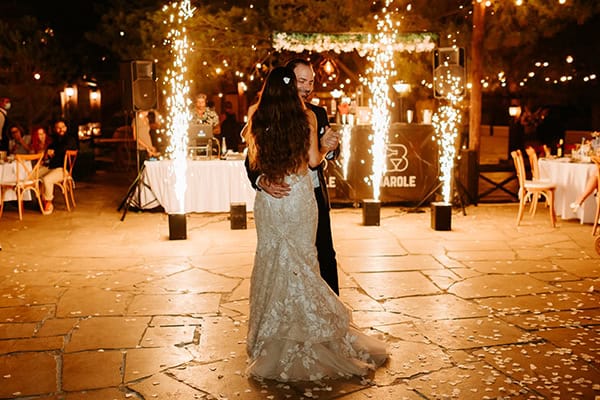 romantic-summer-wedding-nicosia-light-blue-hydrangeas-peach-roses_32