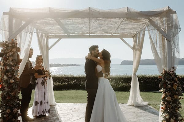 seaside-summer-wedding-chania-pampas-grass-anthurium_06