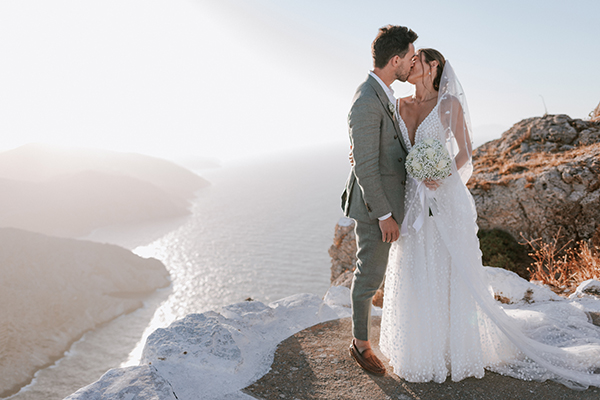 summer-wedding-folegandros-island-baby-breaths-romantic-details_02x