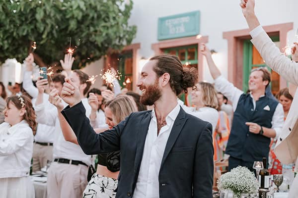 summer-wedding-folegandros-island-baby-breaths-romantic-details_37x