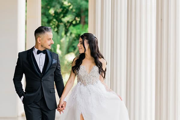 Kαλοκαιρινός γάμος στη Λευκωσία με υπέροχα τριαντάφυλλα και ορχιδέες σε τόνους του λευκού και του κοραλί │ Μαρία Τερέζα & Αντρέας