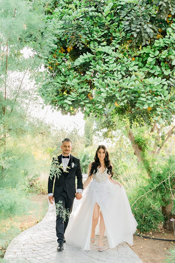 summer-wedding-nicosia-beautiful-florals-orchids-roses-white-coral-hues_01