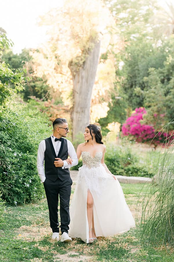 summer-wedding-nicosia-beautiful-florals-orchids-roses-white-coral-hues_02