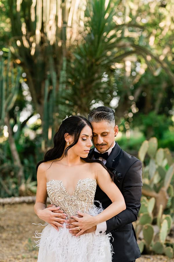 summer-wedding-nicosia-beautiful-florals-orchids-roses-white-coral-hues_04