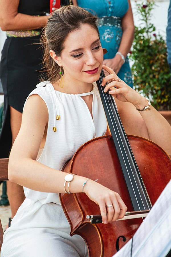 unique-wedding-entertainment-one-cello-n-a-half_02