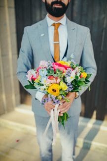 Colorful νυφική ανθοδέσμη με νεραγκούλες και δελφίνιουμ