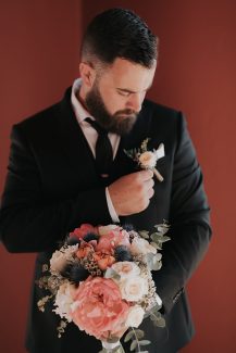 Όμορφη νυφική ανθοδέσμη με κοραλί παιώνιες, ιβουάρ τριαντάφυλλα και ευκάλυπτο