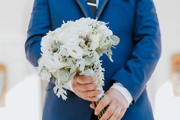 Όμορφη νυφική ανθοδέσμη με λευκό λυσίανθο και πρασινάδα