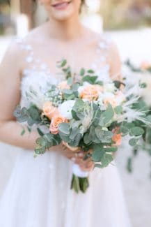 Ρομαντική νυφική ανθοδέσμη με coral τριαντάφυλλα και ευκάλυπτο