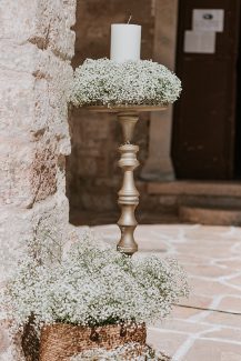 Όμορφη διακόσμηση γαμήλιας λαμπάδας με γυψοφίλη Όμορφη διακόσμηση γαμήλιας λαμπάδας με γυψοφίλη