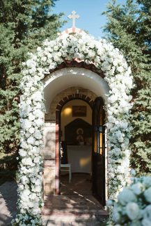 Ολόλευκη διακόσμηση εισόδου εκκλησίας με λυσίανθους και χρυσάνθεμα