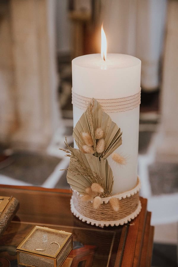 Boho διακόσμηση γαμήλιας λαμπάδας με αποξηραμένα φύλλα φοίνικα