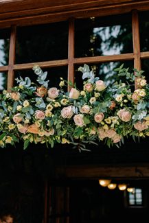 Στολισμός εισόδου εκκλησίας με τριαντάφυλλα σε απαλές αποχρώσεις