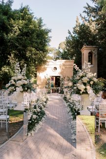 Elegant στολισμός εκκλησίας με λευκές  oρτανσίες