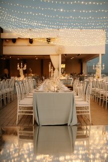 Στολισμός δεξίωσης εξωτερικού χώρου με fairy lights Στολισμός δεξίωσης εξωτερικού χώρου με fairy lights