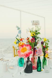 Μοντέρνος στολισμός τραπεζιών δεξίωσης με πολύχρωμα λουλούδια