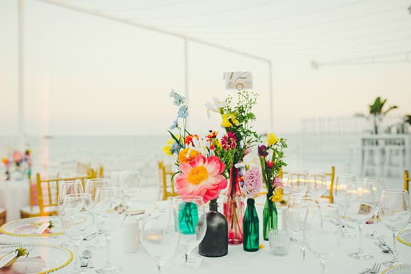 Μοντέρνος στολισμός τραπεζιών δεξίωσης με πολύχρωμα λουλούδια Μοντέρνος στολισμός τραπεζιών δεξίωσης με πολύχρωμα λουλούδια