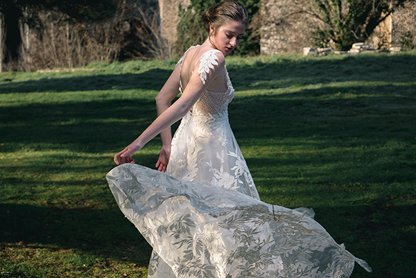 flowy-wedding-dresses-sophie-theodoraki-bridal-stunning-bridal-look_04