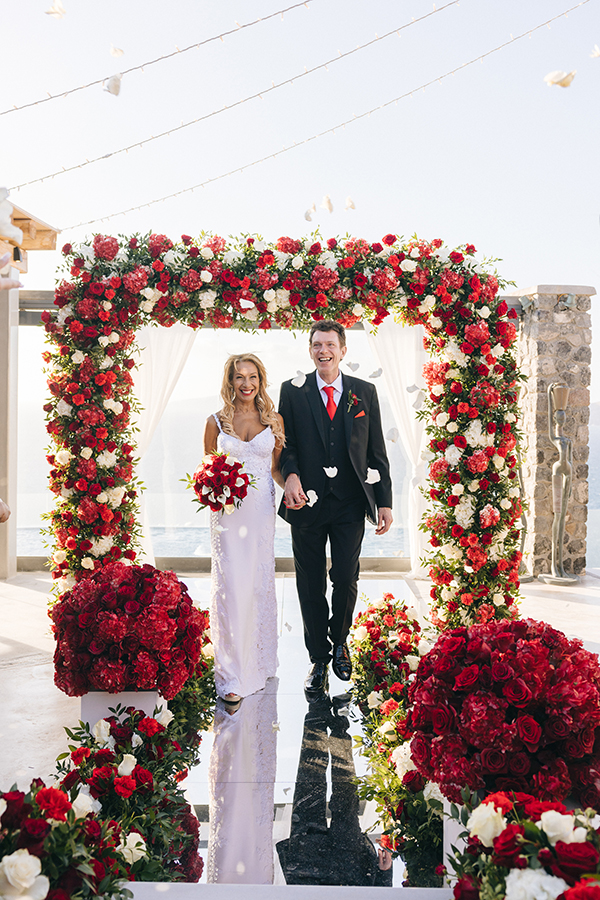 glamorous-summer-wedding-santorini-impressive-red-white-florals_09