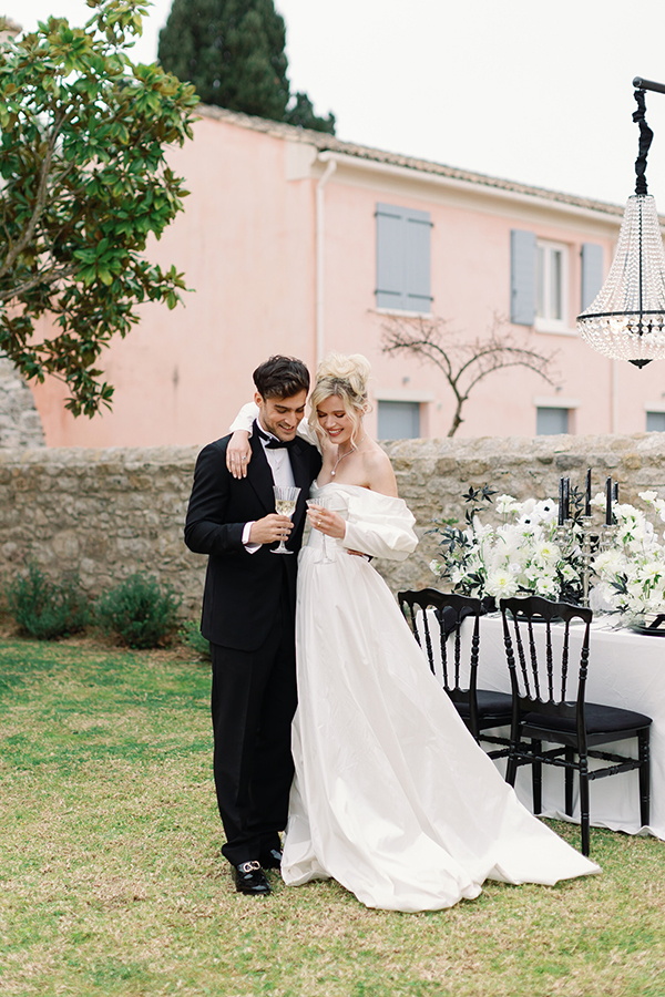 modern-chic-styled-shoot-courti-estate-white-impressive-florals-black-details_01
