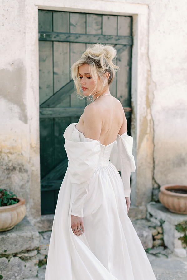 modern-chic-styled-shoot-courti-estate-white-impressive-florals-black-details_03