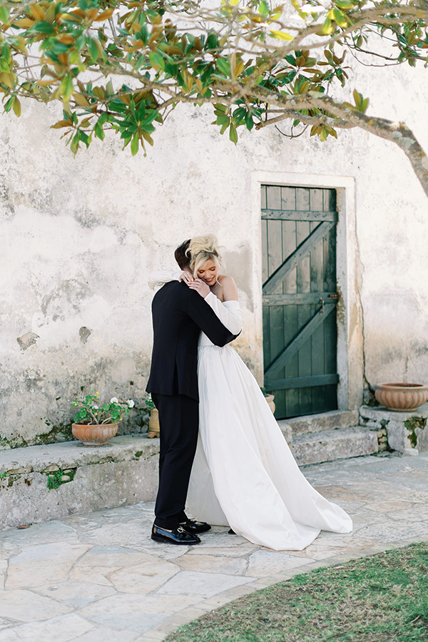 modern-chic-styled-shoot-courti-estate-white-impressive-florals-black-details_16