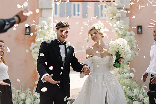 modern-chic-styled-shoot-courti-estate-white-impressive-florals-black-details_24x