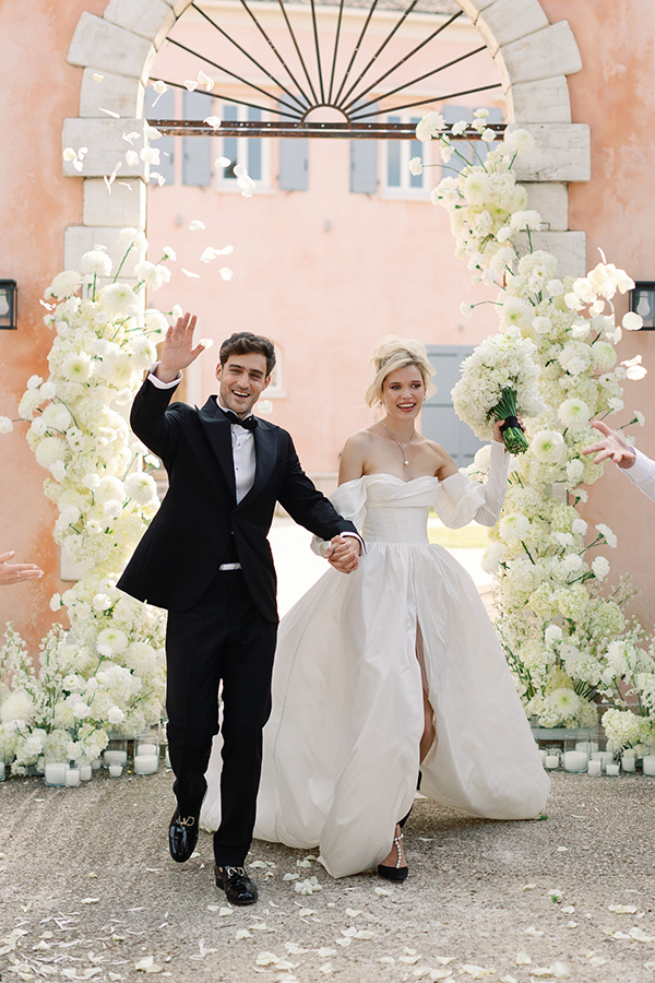 modern-chic-styled-shoot-courti-estate-white-impressive-florals-black-details_25