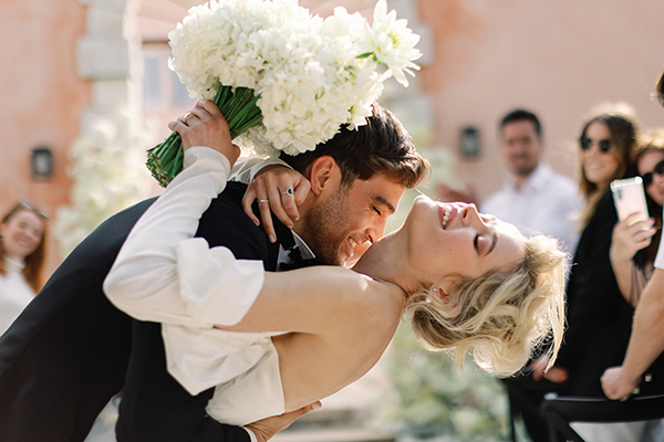 modern-chic-styled-shoot-courti-estate-white-impressive-florals-black-details_27