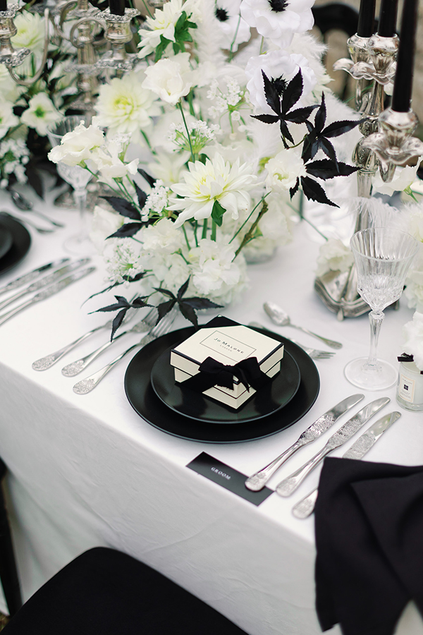 modern-chic-styled-shoot-courti-estate-white-impressive-florals-black-details_36