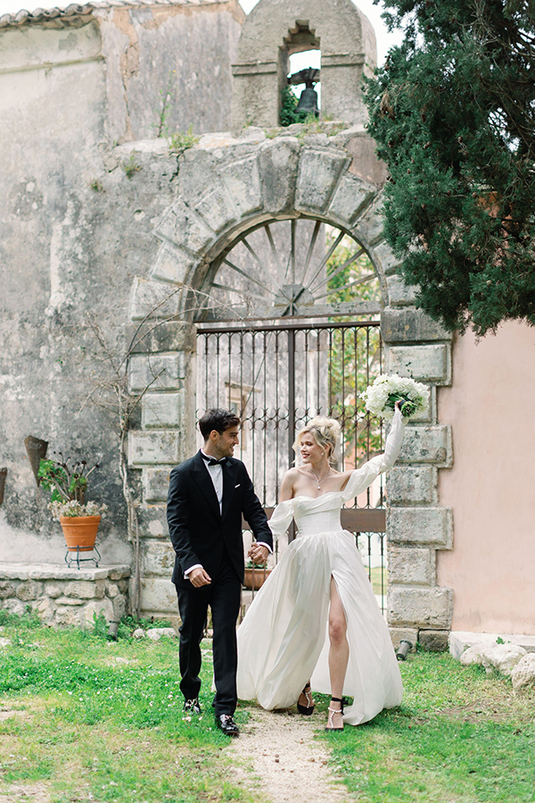 modern-chic-styled-shoot-courti-estate-white-impressive-florals-black-details_40