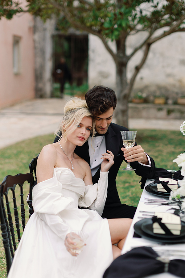 modern-chic-styled-shoot-courti-estate-white-impressive-florals-black-details_46