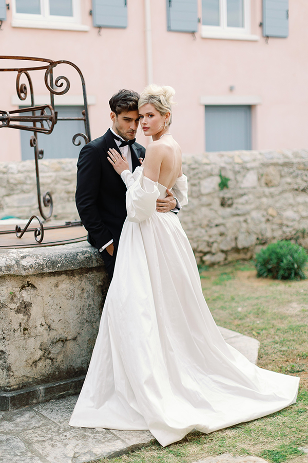 modern-chic-styled-shoot-courti-estate-white-impressive-florals-black-details_52