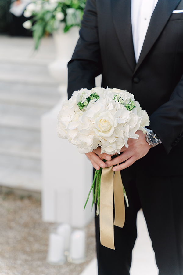 romantic-chic-summer-wedding-white-florals-greenery_09